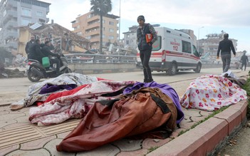 Hơn 7.800 người chết vì động đất, cơ hội tìm người sống sót cạn dần