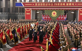 Bình Nhưỡng duyệt binh lớn, ông Kim Jong-un cùng phu nhân, con gái tham dự