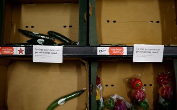Vì sao giá hàng tạp hóa tăng cao ở Anh, siêu thị lớn hạn chế bán hàng?
