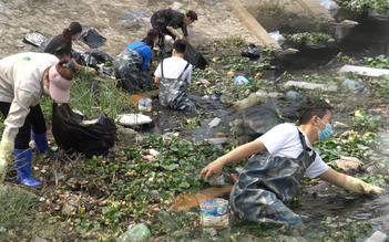 Nhóm bạn trẻ ngâm mình trong ‘dòng sông rác’ giữa trưa để giúp Hà Nội xanh hơn