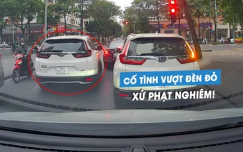 Ô tô Honda CR-V chạy ngược chiều, vượt đèn đỏ: Dân mạng ‘đòi’ xử phạt nghiêm