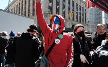 Người biểu tình đổ về New York sau tin ông Trump nói có thể bị bắt