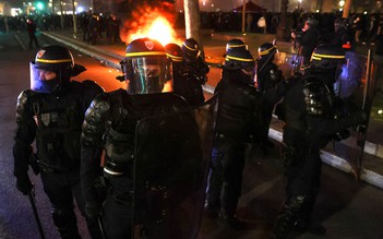 Lửa khói, hơi cay trên phố Paris khi cảnh sát dẹp biểu tình chống cải cách lương hưu