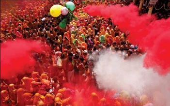 Lễ hội nổi tiếng thế giới Holi, ném nước màu và bột vào nhau trong vui sướng