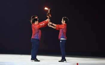 Cô gái vàng điền kinh Việt Nam Nguyễn Thị Huyền rước đuốc SEA Games 32 tại Hà Nội

