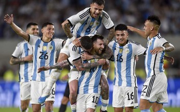 Messi ghi siêu phẩm sút phạt trong ngày đội tuyển Argentina được vinh danh
