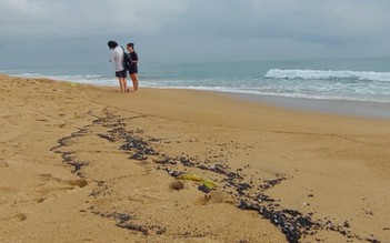 Xuất hiện dầu loang bất thường trên biển ở Phú Yên