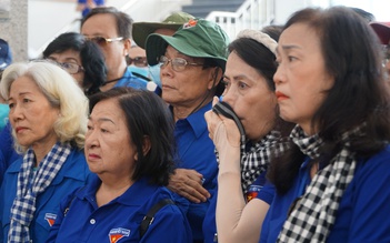 Cựu cán bộ Đoàn Thanh niên Việt Nam phía nam dâng hương Khu tưởng niệm Gạc Ma