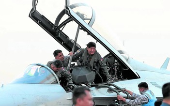Tổng thống Philippines lái tiêm kích thể hiện năng lực tuần tra biển