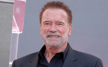 ‘Kẻ hủy diệt’ Arnold Schwarzenegger lấp 'ổ gà' trên đường