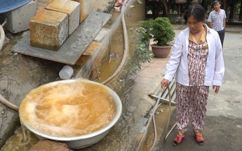 'Khát' nước sạch, người dân dùng nước giếng khoan vàng khè giữa thủ đô