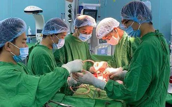 Đi tiểu ra máu, người đàn ông đến bệnh viện khám thì phát hiện ung thư