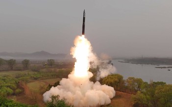 Xem Triều Tiên lần đầu phóng thử tên lửa liên lục địa nhiên liệu rắn mới
