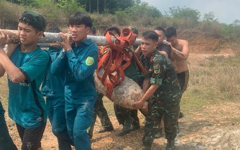 Di dời quả bom 300 kg người dân phát hiện trong lúc đào ao