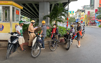 Nhiều người đi ngược chiều đến vòng xoay Hàng Xanh được CSGT nhắc nhở