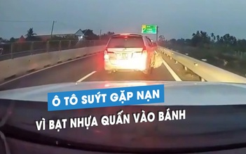 'Rùng rợn' ô tô con suýt gặp nạn vì… bị bạt nhựa quấn vào bánh