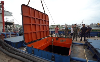 Bắt tàu hậu cần nghề cá ngụy trang tinh vi, chở lậu 280.000 lít dầu