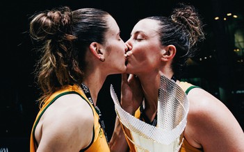 Nữ ngoại binh VBA gây sốt khi hôn đồng đội ở giải bóng rổ châu Á