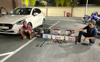 Hai người đàn ông thuê xe đi trộm hàng loạt bình ắc quy ô tô