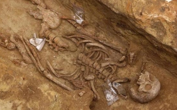 Khai quật những ngôi mộ 2.000 năm tuổi dưới lòng đất Paris
