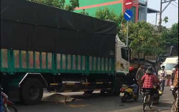 TP.HCM: Cô gái bò ra từ gầm xe tải sau tai nạn