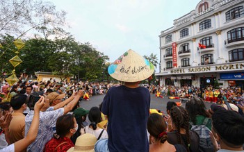 Hàng ngàn người ra đường xem quảng diễn nghệ thuật tại Huế