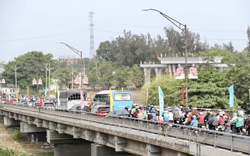 Giao thông nhiều nơi ùn tắc trong ngày đầu nghỉ lễ