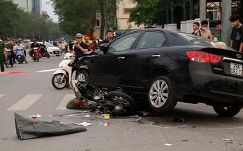 Tai nạn liên hoàn ở Hà Nội: Ô tô tông 17 xe máy