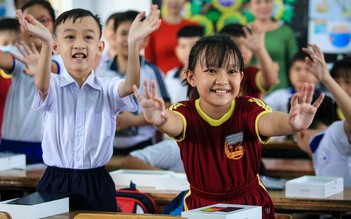 Trường tiểu học ở huyện Hóc Môn, TP.HCM được trao tặng máy tính bảng