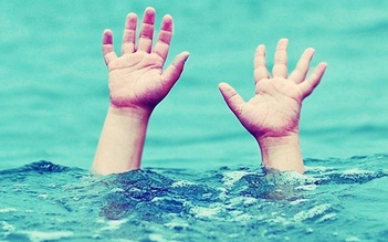Quảng Ngãi: 2 bé trai bị đuối nước tử vong khi lội qua suối