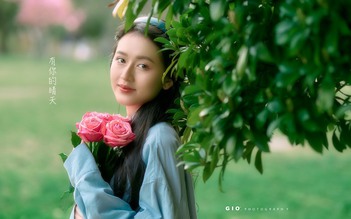 'Bắt trend' phong cách chụp ảnh của diễn viên Lưu Diệc Phi ôm hoa