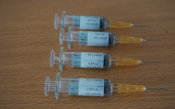 4 bé bị tiêm vắc xin 6 trong 1 hết hạn sử dụng