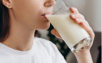 Vì sao nhiều người bị đau bụng sau khi uống sữa?