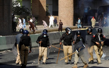 Bạo lực tiếp diễn, Pakistan triển khai quân đội
