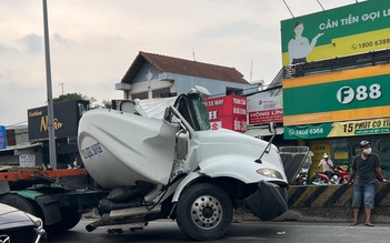 Cuộn sắt đè nát ca bin xe đầu kéo, nam tài xế thoát chết