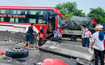 Thừa Thiên - Huế: Xe khách tông dải phân cách, 4 người bị thương