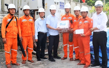PC Quảng Nam thăm, tặng quà cán bộ công nhân quản lý điện vùng cao