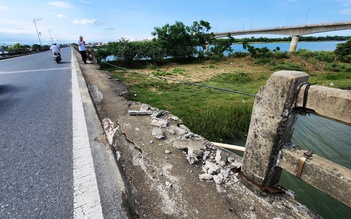 Quảng Nam: Cầu dài hơn 800 m bắc qua sông Thu Bồn bị đứt gãy lan can