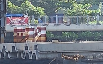 Sà lan tông cong trụ cầu An Phú Đông ở TP.HCM