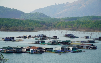 Ngư phủ hồ Sê San làm du lịch