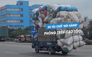 'Rùng rợn' xe tải nhỏ chở 'núi hàng' quá khổ, hiên ngang chạy trên cao tốc