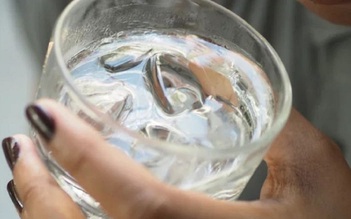 Người bệnh tim nên tránh uống quá nhiều nước đá, vì sao?