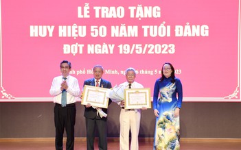 Đảng ủy Khối ĐH, CĐ TP.HCM trao Huy hiệu Đảng cho 7 đảng viên