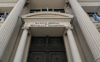Ngân hàng trung ương Argentina tăng lãi suất lên 97%