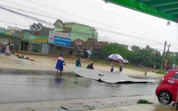 Ninh Thuận: Mưa lớn kèm lốc xoáy làm tốc mái nhiều nhà dân