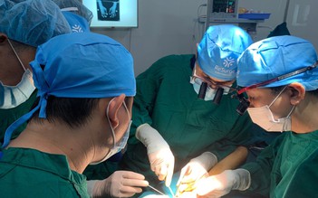 Chuyên gia Mỹ đến Huế phẫu thuật miễn phí cho bệnh nhân dị tật bàn tay