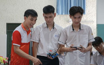 Học sinh Huế tham gia trải nghiệm chế tạo tên lửa nước, lập trình robot