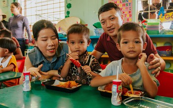 Mang 'bữa ăn cuối năm học' lên vùng cao cho các học sinh Mã Liềng