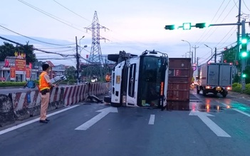 Tiền Giang: Xe đầu kéo lao vào dải phân cách, tông sập trụ đèn chiếu sáng