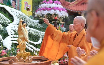 Đức Pháp chủ Giáo hội Phật giáo VN: Tăng Ni, Phật tử ra sức làm thiện sự mùa Phật đản